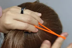 上学一整天不乱的儿童丸子头发型教程，教你用最简单的方法扎