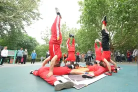 北京公园有绝活 70多岁阿姨玩转瑜伽倒立 街头健身成养老"新江湖"视频封面