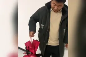 盘点男友过节送的奇葩礼物，直男从未让人失望过，女友感动到哭视频封面