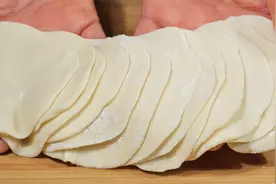 今天才知道，用一个勺子就能做饺子皮，一次做10张，这速度真快