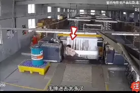 织布厂男子违规操作，织布机器将他卷了进去，这一幕真实不可思议视频封面