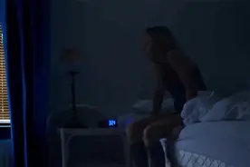 她半夜起床看了看外面，却看到了异常诡异的一幕视频封面