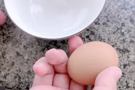 打鸡蛋，10个人有9个搞错了，原来有个窍门，方法太实用了视频封面