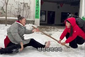 河南信阳大雪10多天，和家人一起放二踢脚，打雪仗玩游戏