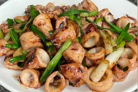 姜葱鱿鱼家常做法，脆嫩鲜香够锅气，在家也能做出饭店的味道