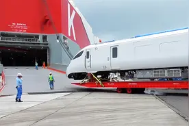 纪录片：大型货车拉着，重达38吨的台湾火车头，前往码头装船