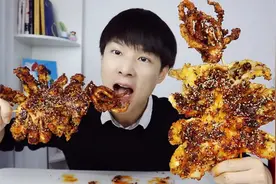 自制巨型“轰炸大鱿鱼”，蘸上辣椒酱甜面酱，一口下去嘎嘣脆视频封面