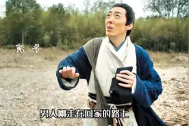 天空突然掉下一条神龙，神龙正好不偏不倚的砸在男人面前视频封面