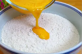 面粉里淋入鸡蛋液，不蒸不油炸，用筷子搅一搅，出锅松软香甜酥脆