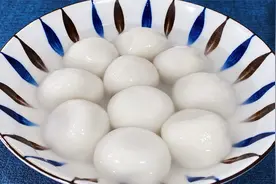 搓汤圆开裂是和面错了，煮汤圆不粘糯是少了这一步，解决以上难题