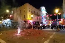 元宵节夜晚的旧金山唐人街，有些老外兴致勃勃地燃放烟花鞭炮视频封面