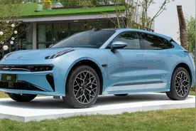 升级浩瀚智驾2.0！配AI大模型助手，2025款极氪001亮相