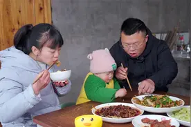 年前做的坛子肉发酵好了，用蒜苗炒一盘下饭，软糯粘牙好安逸哦