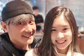 包小柏用AI“复活”女儿给妻子庆生，爱女2年前患罕见病去世视频封面