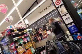 在美国买酒，就算是老头儿你也要出示身份证，以证明你确实已成年视频封面