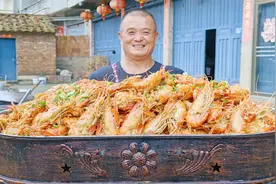 795元买15斤罗氏虾，做蒜香油焖虾，农村十几人大虾当饭吃