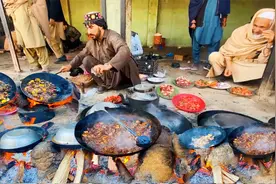 深山中的巴铁城镇，村民一辈子只爱吃肉，吃饭要坐在房顶上