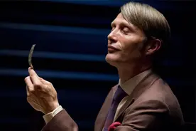 “拔叔”麦斯·米科尔森的颜值变化，沉默、傲慢、清冷却性感视频封面