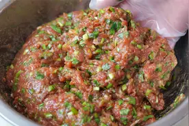 猪肉韭菜饺子馅好吃有诀窍，饺子馆调馅秘诀配方全公开，鲜嫩多汁