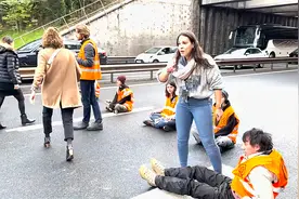 法国环保组织堵塞交通，被司机联手强制驱离，环保没错，错在极端视频封面