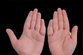 小指紧靠无名指，子女容易和自己亲近。亲和力十足