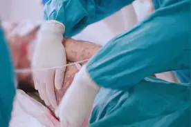 皮肤一碰就破，不敢想象孩子得有多痛！视频封面