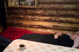 这才是极致生活，在冰天雪地的森林小屋居住，在里面美滋滋睡大觉