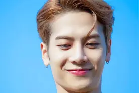 王嘉尔怒怼外媒抹黑中国，如此爱国的艺人，居然在海外爆火视频封面