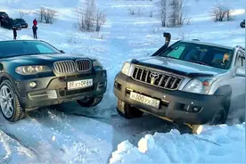 同为全时四驱，遇到一个雪坡，才知道宝马X5和普拉多差别有多大？