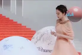 明星签名有多少花样？王俊凯画波浪线，杨幂直接用拼音_1