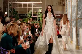 【金砖+时尚峰会】俄罗斯品牌Alena Akhmadullina 2024年春夏女装视频封面