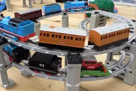 小男孩喜欢的托马斯小火车玩具火车头在多层轨道上滑行比赛视频封面