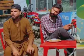 老外街头搞怪，路人反应亮了！视频封面