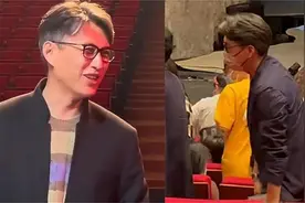 47岁靳东满头白发身形佝偻，与屏幕前判若两人，老得差点认不出视频封面