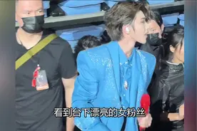 明星对粉丝态度差距，蔡徐坤宠粉达人，田嘉瑞开窗与粉丝合影视频封面