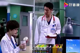 实习医生看着男老师怀里搂着女老师一脸坏笑，听到女老师晕倒惊慌视频封面