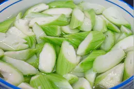 炒丝瓜不要焯水和直接下锅炒，难怪发黑又出水，教你一招颜色翠绿视频封面