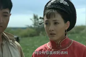 闯关东：儿媳妇才刚下地干活，结果哼哼唧唧的，朱开山看不下去了视频封面