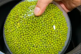 绿豆汤直接下锅煮是大错，教您饭店不外传的诀窍，久煮不红易起沙