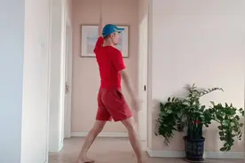 每天转肩甩臂60下，打通肩颈堵塞，脑供血充足，全身上下都通透