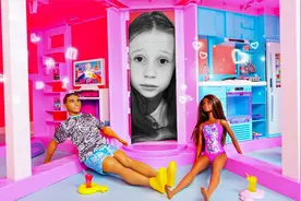 有趣萌娃：挑战芭比娃娃逃生室大逃亡，娜斯嘉能成功闯过吗？视频封面