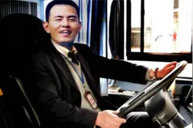 大巴车玻璃被击穿，“英雄司机”吴斌在生命最后76秒挽救24名乘客视频封面