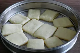 蒸死面千层饼，比包子花卷简单省时，少油低脂，从小吃到大都不腻