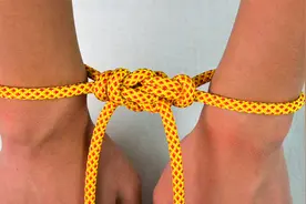 古人发明的一种，捆绑小偷用的拷手绳结，越挣扎锁得越紧