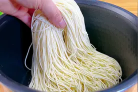 把面条放入电饭锅中，您想不到的做法，1星期吃6次都不会腻，特香