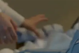 影视：汤唯清晨起床晚点，收拾行李赶飞机最后不忘拥抱雷佳音