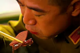 影视里吃猪下水能有多香，大佐吃骚味猪大肠，大兵偷跑吃下水肉视频封面