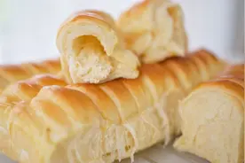 奶油奶酪面包卷 柔软湿润的面包加入大量奶油芝士馅料 真的很美味