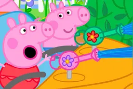 小猪佩奇和弟弟一起玩水枪比赛，乐趣无穷