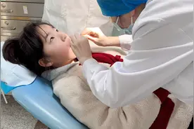 艾米去医院检查牙齿，查出轻微地包天，妈妈得知形成原因时惊呆了视频封面